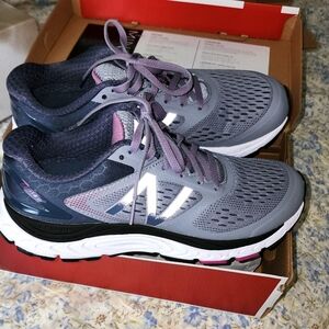 New Balance 840 V4 Running Shoes Womens Size 9.5  Gray Sneakers W840GO4